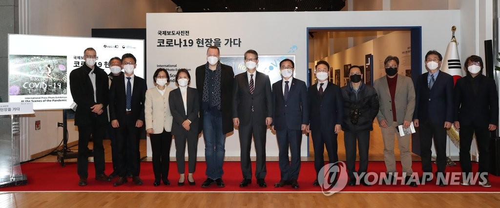 新冠主题国际报道照片展开幕 新冠主题国际报道照片展开幕