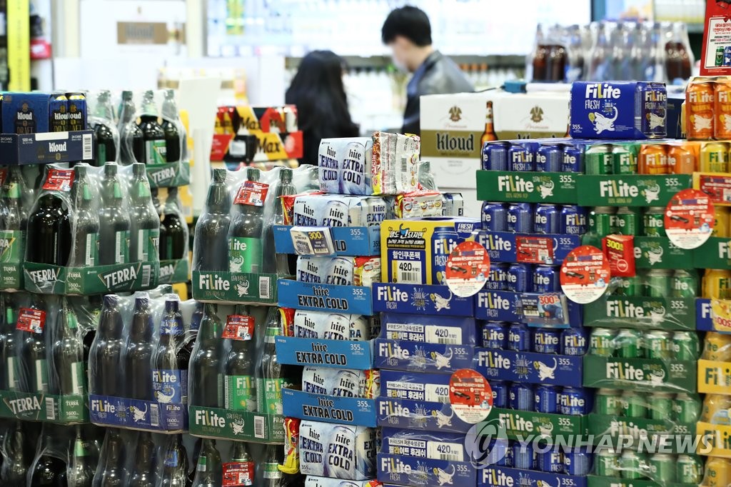 资料图片：首尔市一家大型超市的酒水专区 韩联社