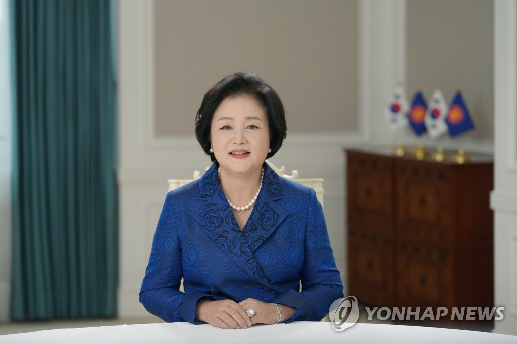 第一夫人寄语韩国东盟青少年11月25日,韩国总统文在寅夫人金正淑向