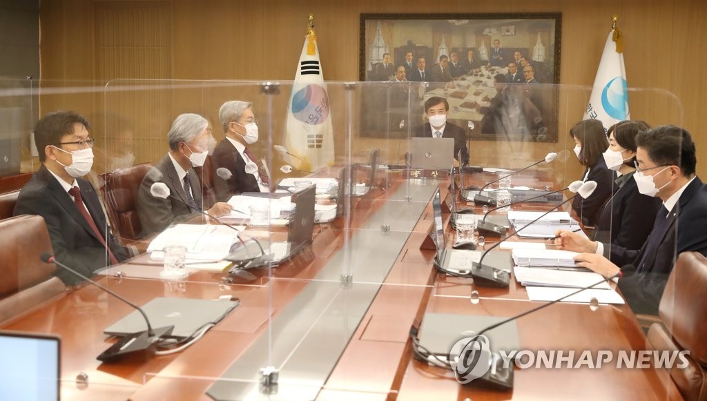 资料图片：2020年11月26日，在首尔市中区韩国银行（央行）办公大楼，行长李柱烈（左四）主持召开金融货币委员会全体会议。 韩联社/韩国银行供图（图片严禁转载复制）
