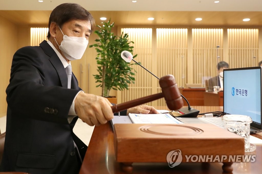 2月25日，韩国银行（央行）行长李柱烈主持召开金融货币委员会全体会议。 韩联社/韩国银行供图（图片严禁转载复制）