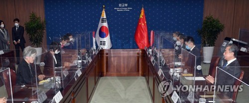 资料图片：2020年11月26日，在位于首尔市的外交部大楼，时任韩国外交部长官康京和（左一）同到访的中国外交部长王毅（右一）举行会谈。 韩联社/联合采访团