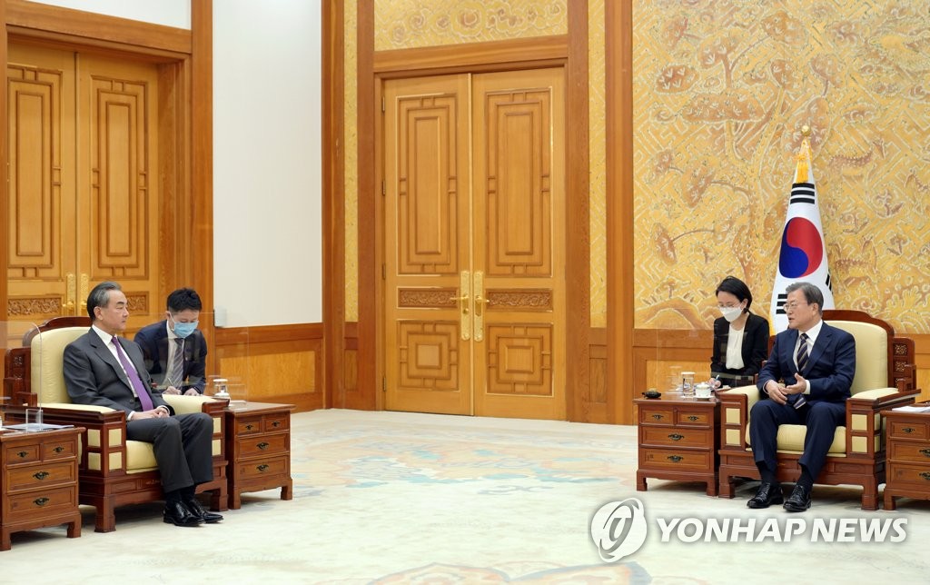 11月26日，在青瓦台，韩国总统文在寅（右）接见中国外交部长王毅。 韩联社