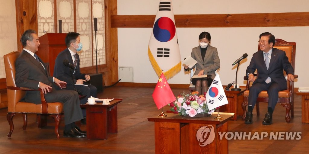 11月27日，在国会，韩国国会议长朴炳锡（右一）会见中国外交部长王毅（左一）。 韩联社