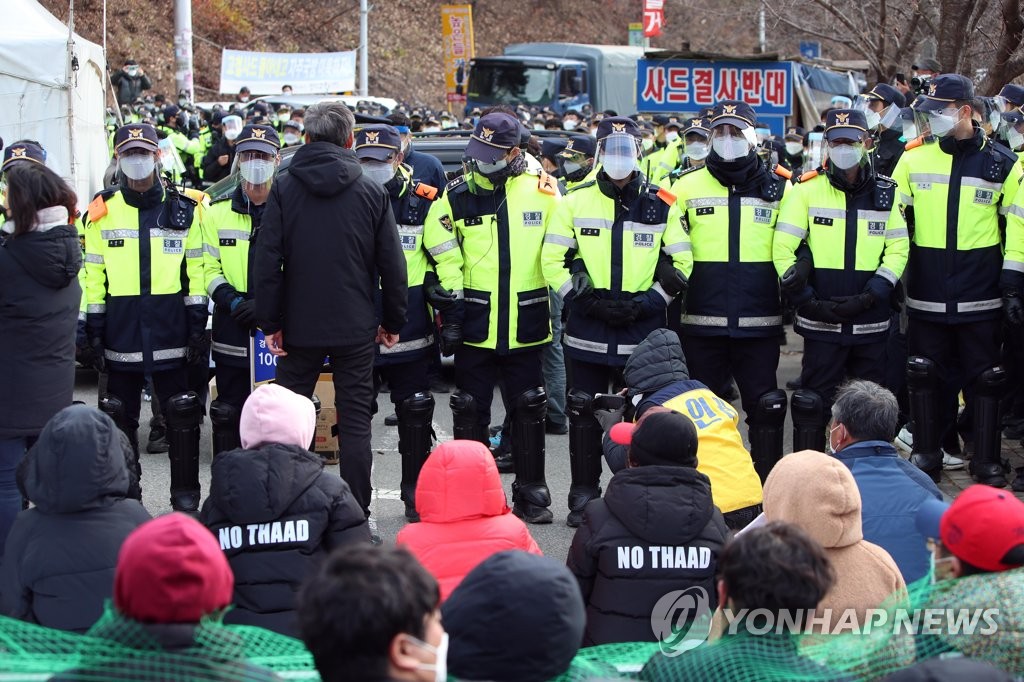 韩萨德基地今将运入建材 居民示威反对