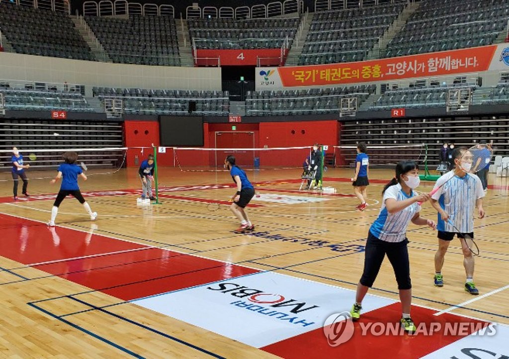 资料图片：2020年11月28日，第11届全国多元文化家庭羽毛球大赛在京畿道高阳体育馆举行。 韩联社