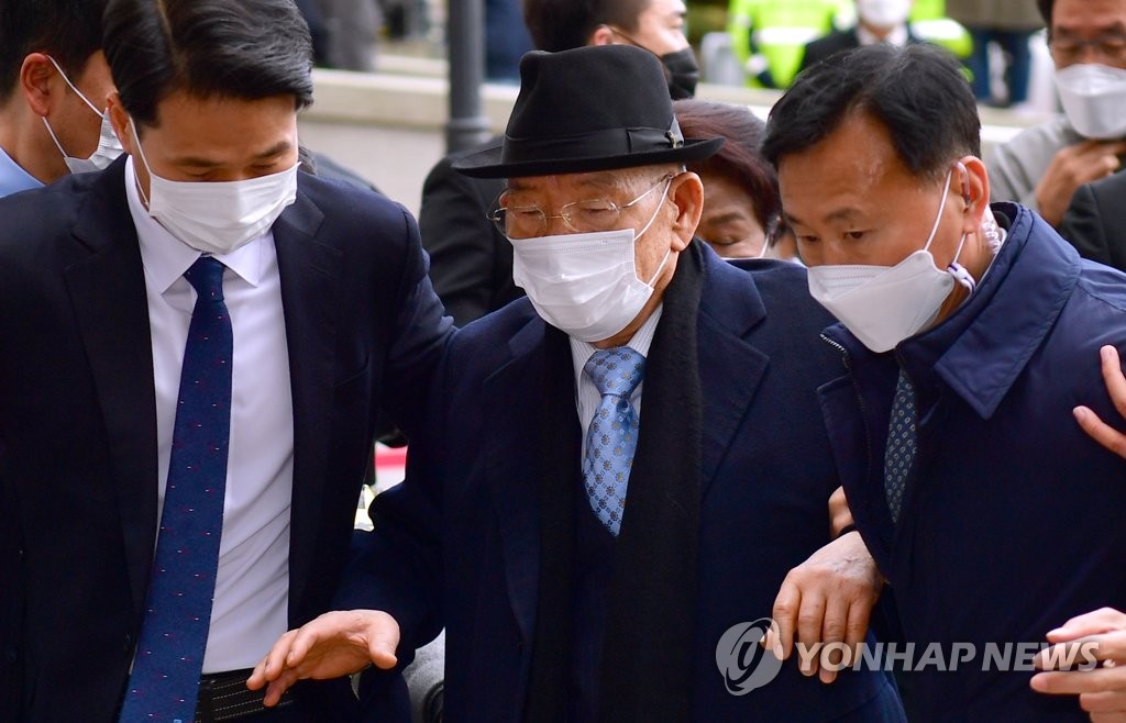 11月30日，在光州
处所法院，韩国前总统全斗焕（中）出庭受审。 韩联社