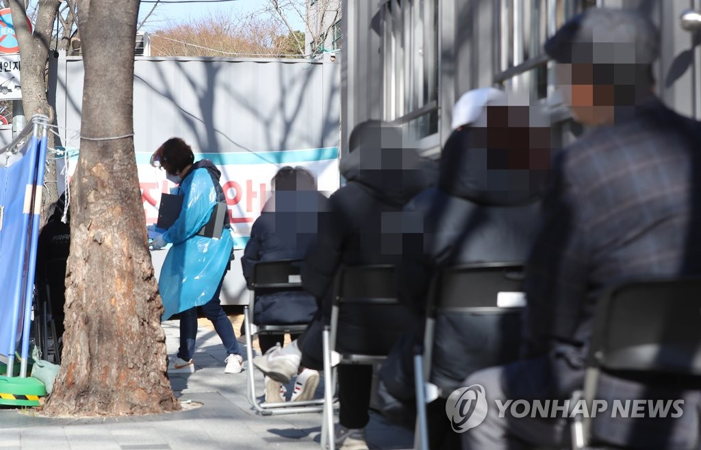 资料图片：12月3日，在首尔中浪区的筛查诊所，市民排队接受病毒检测。 韩联社