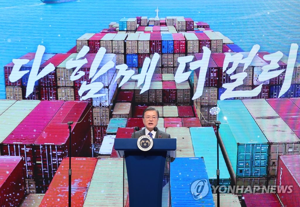 12月8日，在首尔市江南区的韩国国际会展中心，韩国总统文在寅在贸易日纪念活动上发表讲话。 韩联社