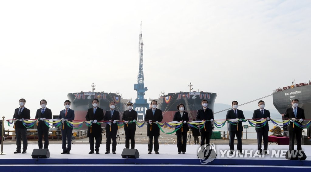 12月11日，在全罗南道现代三湖重工业，韩国国务总理丁世均（左七）等相关人士出席18万吨级液化天然气（LNG）动力远洋船“HL ECO”号和“HL GREEN”号的接船暨命名仪式。 韩联社