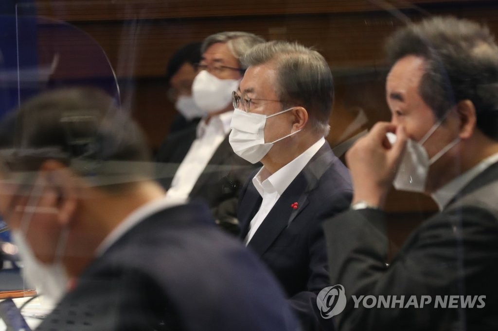 12月17日，在首尔市中区的大韩商工会议所，文在寅在2021年经济政策方向报告会上听取副总理兼财长洪楠基的报告。 韩联社