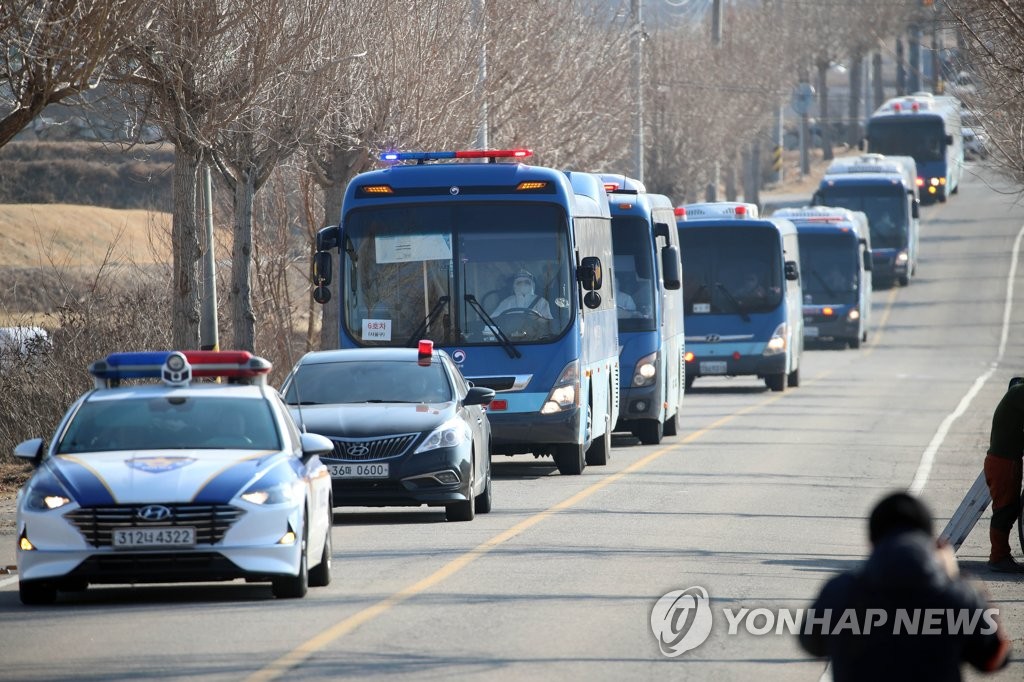 12月28日下午，载着狱中感染新冠病毒的人员的车辆抵达庆尚北道青松郡的庆北北部第二监狱。 韩联社