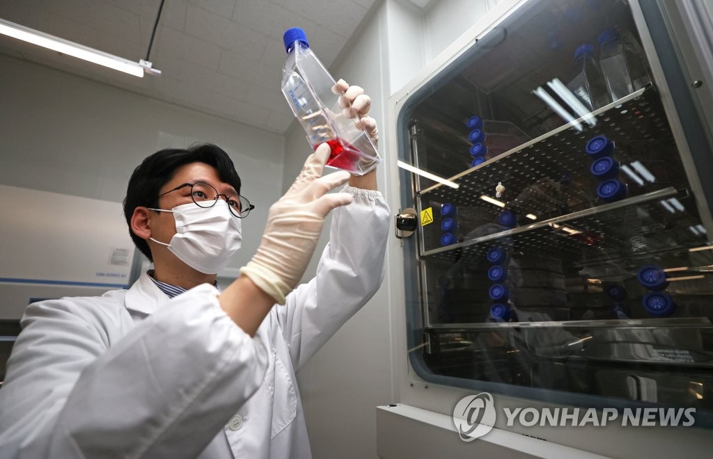 资料图片：在位于京畿道城南市的韩国药企CELLID的细胞治疗与基因治疗GMP中心，一名研究员在进行有关新冠疫苗的研究活动。 韩联社