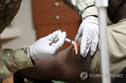 资料图片：2020年12月29日，在位于京畿道平泽市的驻韩美军基地，驻韩美军开始接种新冠疫苗。 韩联社/驻韩美军供图（图片严禁转载复制） 