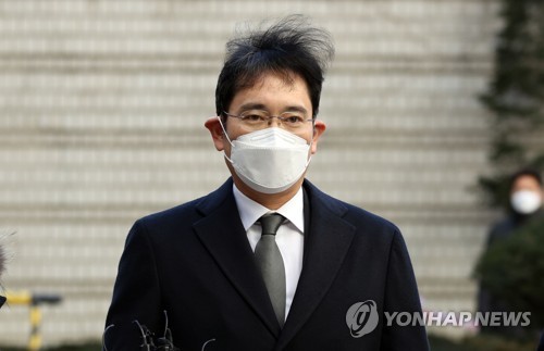 12月30日下午，李在镕走向法院出席行贿案重审的最后一次庭审。 韩联社