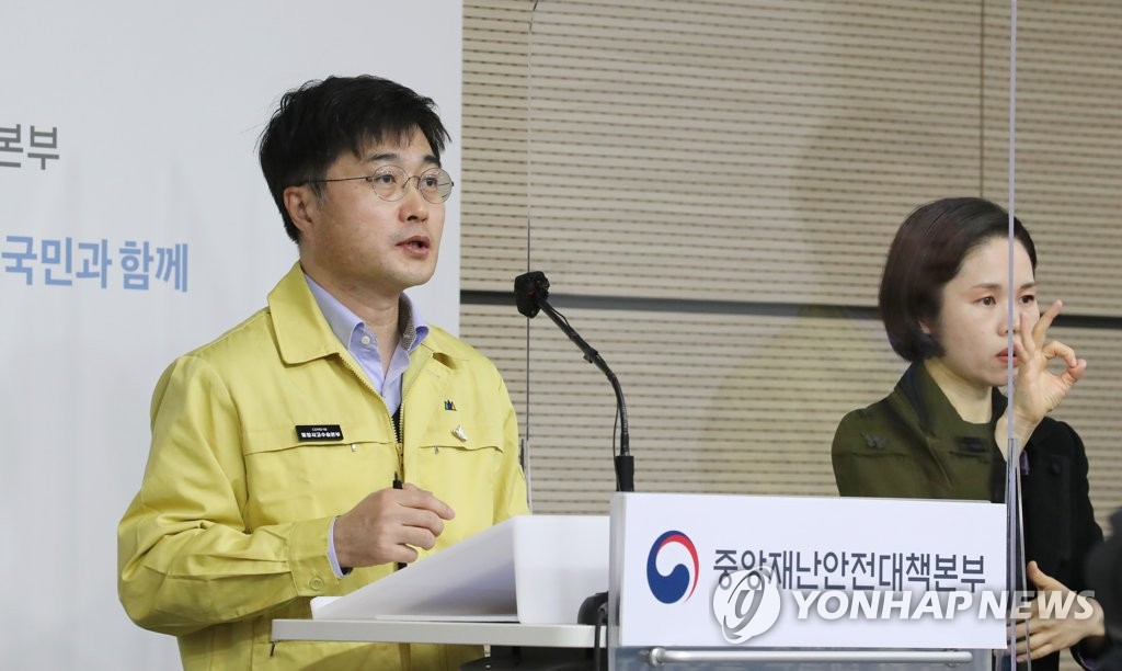 资料图片：尹泰皓答记者问。 韩联社