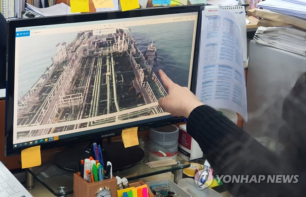 资料图片：当地时间1月4日，韩国籍运输船“韩国化学”号被伊朗伊斯兰革命卫队扣留。手指的小船为伊朗伊斯兰革命卫队的快艇。图为监画面。 韩联社