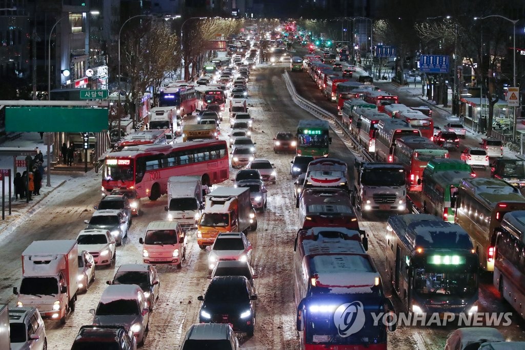 资料图片：1月7日上午，在首尔舍堂地铁站一带，连夜强降雪导致交通严重受阻。 韩联社