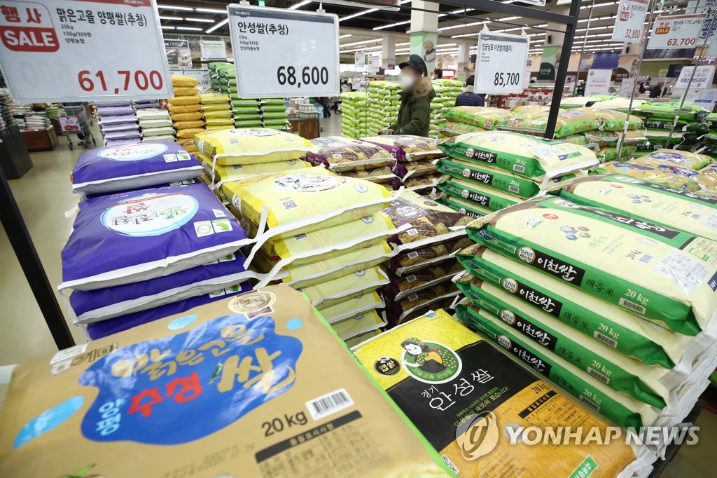 资料图片：首尔一超市的大米专区 韩联社