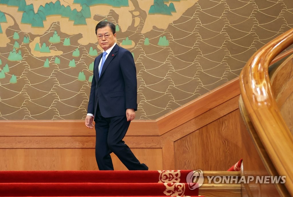 1月11日，在韩国总统府青瓦台，总统文在寅准备上台发表新年贺词。 韩联社
