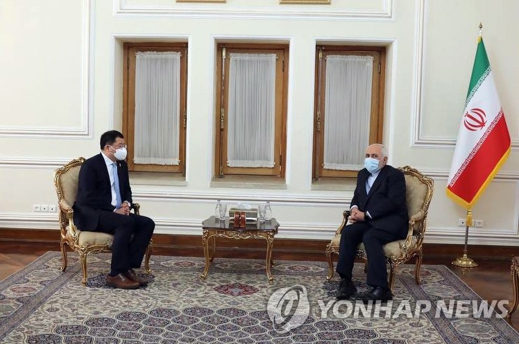 当地时间1月11日，在伊朗，韩国副外长崔钟建（左）会晤伊朗外长穆罕默德·贾威德·扎里夫。 韩联社/伊朗外交部供图（图片严禁转载复制）