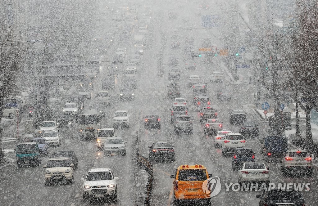 资料图片：1月12日，京畿道水原市迎来降雪天气。 韩联社