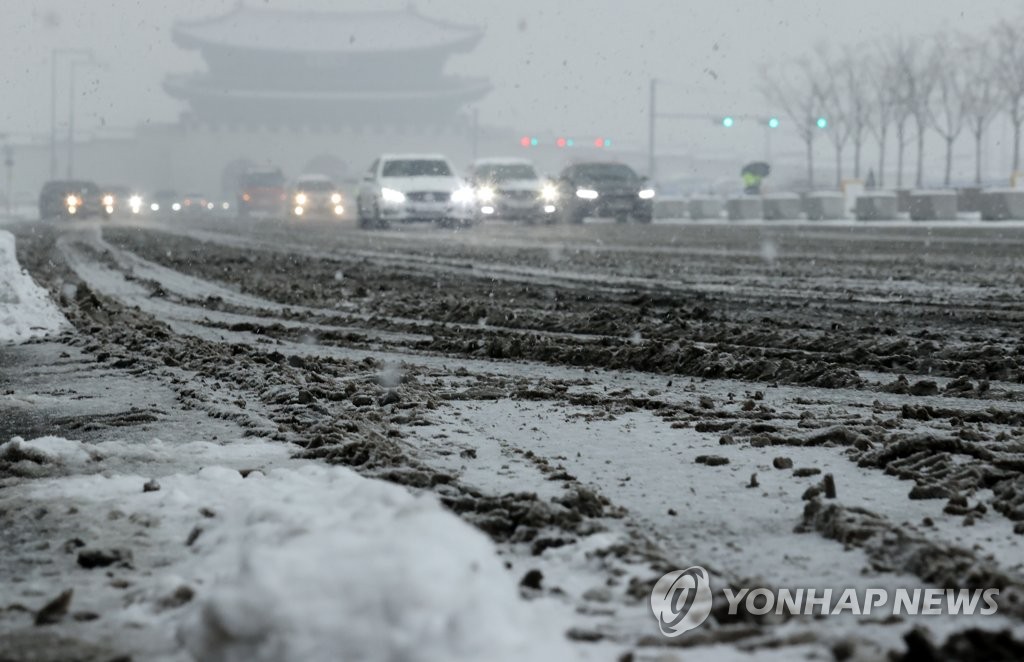 资料图片：1月12日，首尔市普降大雪。 韩联社