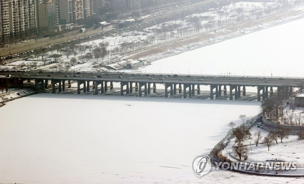 资料图片：1月13日，从首尔汝矣岛63大厦上眺望，整条汉江被白雪覆盖。 韩联社
