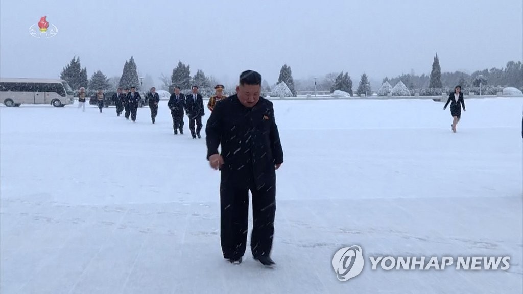金正恩冒雪前往太阳宫 金正恩冒雪前往太阳宫
