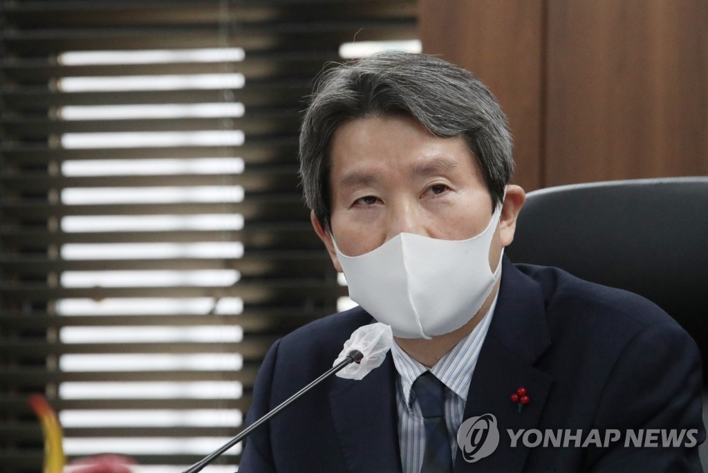 1月14日，在首尔市的韩国统一部大会议室，李仁荣出席韩朝交流合作推进协商会第318次会议。 韩联社