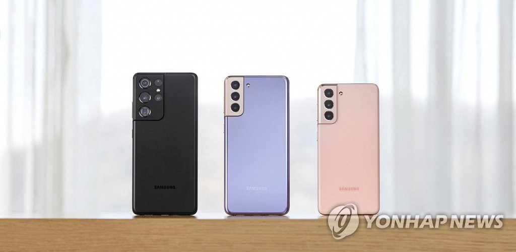 1月15日,三星电子在线举行“Galaxy Unpack 2021”发布会,公开新一代Galaxy S21系列旗舰机的三款机型。左起依次为幻影黑、紫、粉配色的Galaxy S21 Ultra、Galaxy S21+、Galaxy S21。 韩联社/三星电子供图(图片严禁转载复制)