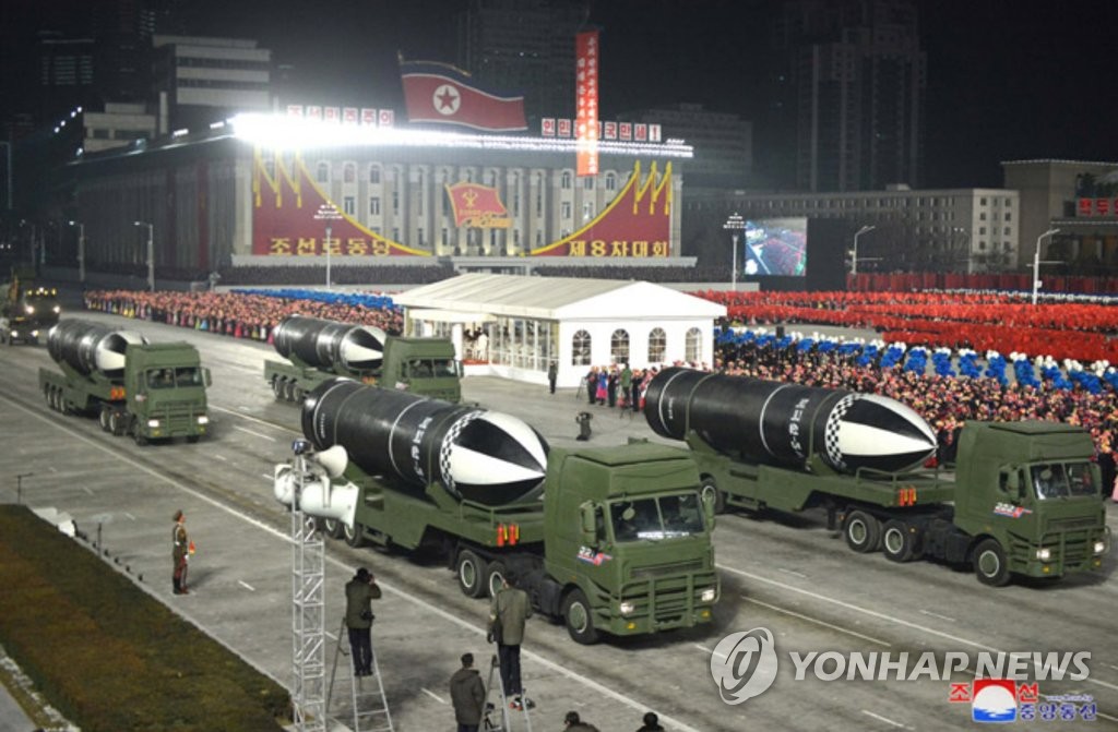 资料图片：朝中社1月15日报道称，朝鲜14日晚举行阅兵式纪念劳动党第八次全国代表大会。图为朝鲜展示的新型潜射弹道导弹。 韩联社/朝中社（图片仅限韩国国内使用，严禁转载复制）