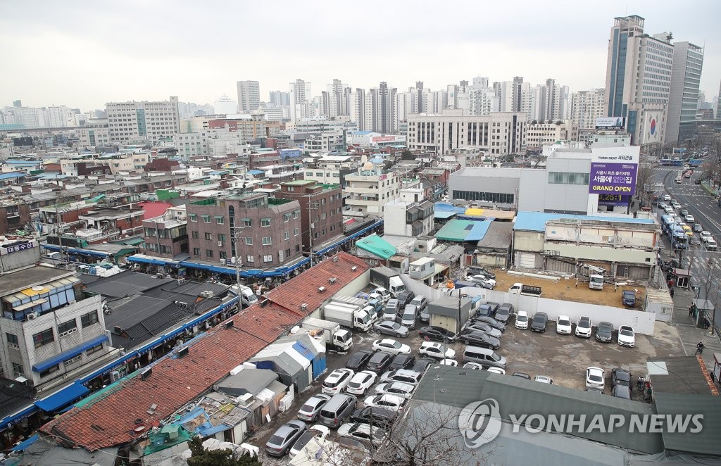资料图片：被指定为拆迁重建区域的首尔“龙头1-6”区。 韩联社