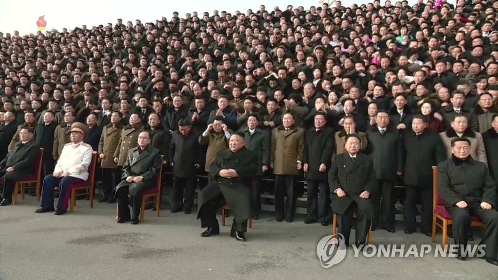 金正恩与八大与会代表合影 金正恩与八大与会代表合影