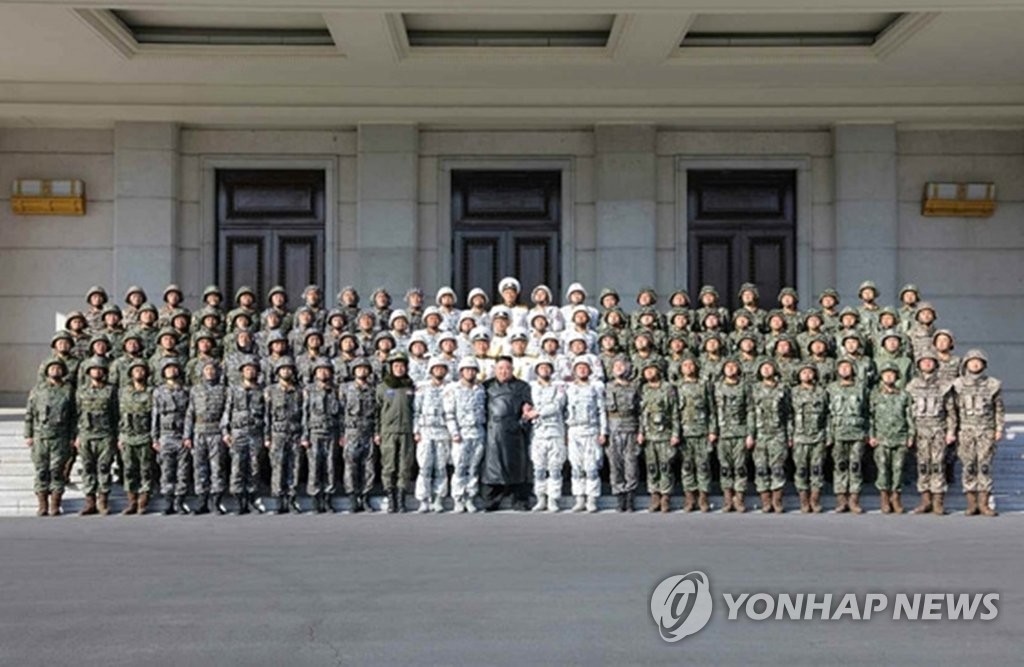 金正恩与阅兵式参加者合影 金正恩与阅兵式参加者合影