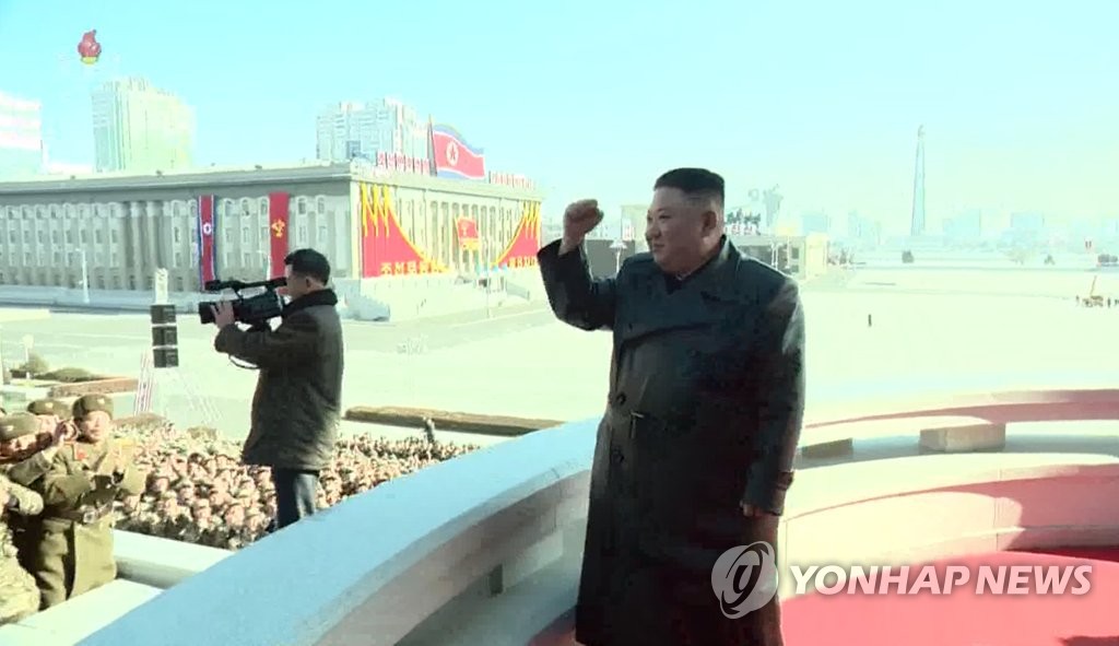 金正恩鼓励阅兵式参加人员 金正恩鼓励阅兵式参加人员