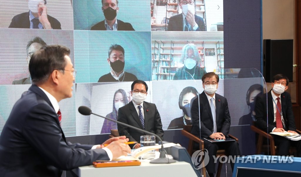 1月18日，在青瓦台，文在寅在新年记者会上回答提问。 韩联社