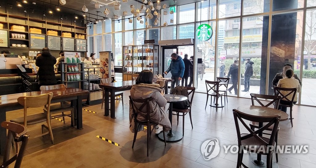 资料图片：1月18日，在首尔钟路区，一家咖啡馆重新经营堂食。政府从当天起允许咖啡馆晚9时前恢复堂食。 韩联社