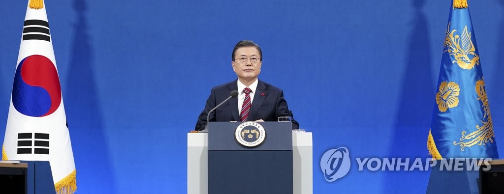 资料图片：1月18日，在青瓦台春秋馆，韩国总统文在寅在新年记者会上答问。 韩联社
