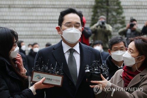 资料图片：2021年1月18日，在首尔市瑞草区首尔高等法院，三星电子副会长李在镕在走向法庭的路上被记者围堵。 韩联社
