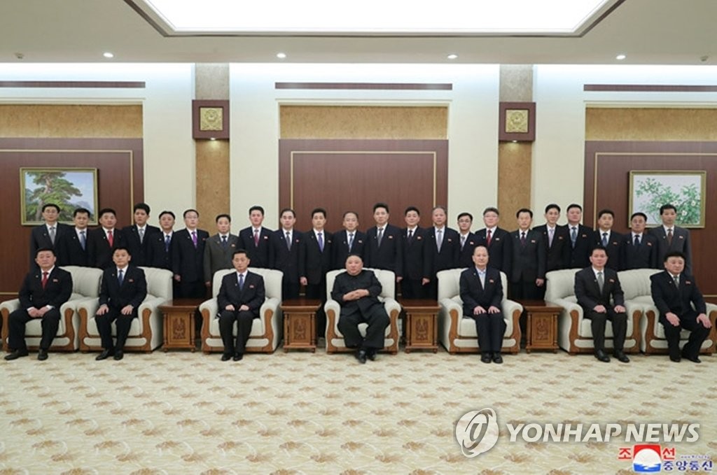金正恩与新内阁成员合影 金正恩与新内阁成员合影