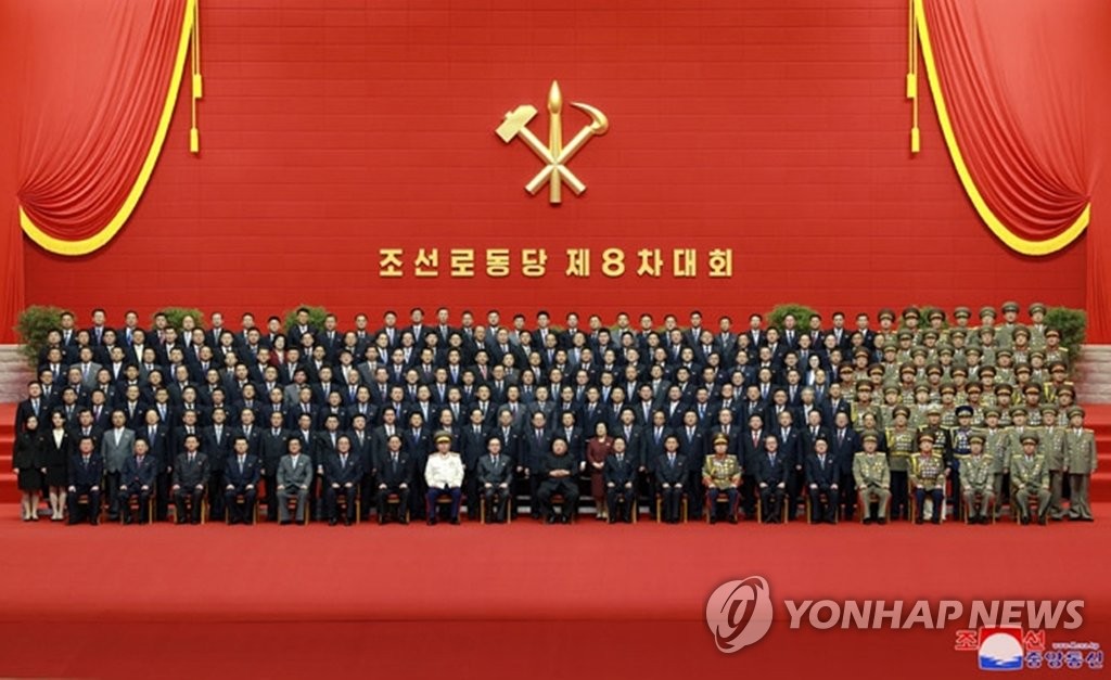 金正恩与劳动党干部合影 金正恩与劳动党干部合影