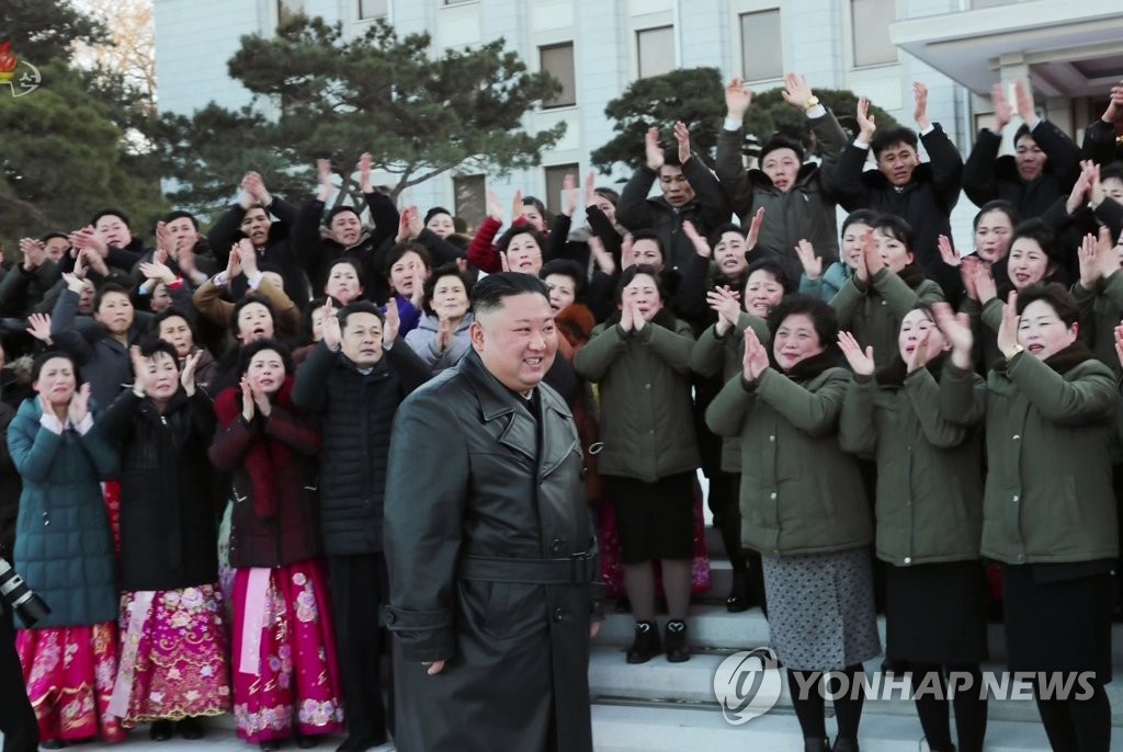 金正恩鼓励党代会出版印刷工作者 金正恩鼓励党代会出版印刷工作者