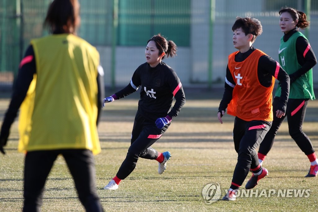 资料图片：1月19日，在全罗南道康津综合体育场，韩国女足备战同中国女足奥预赛附加赛。 韩联社