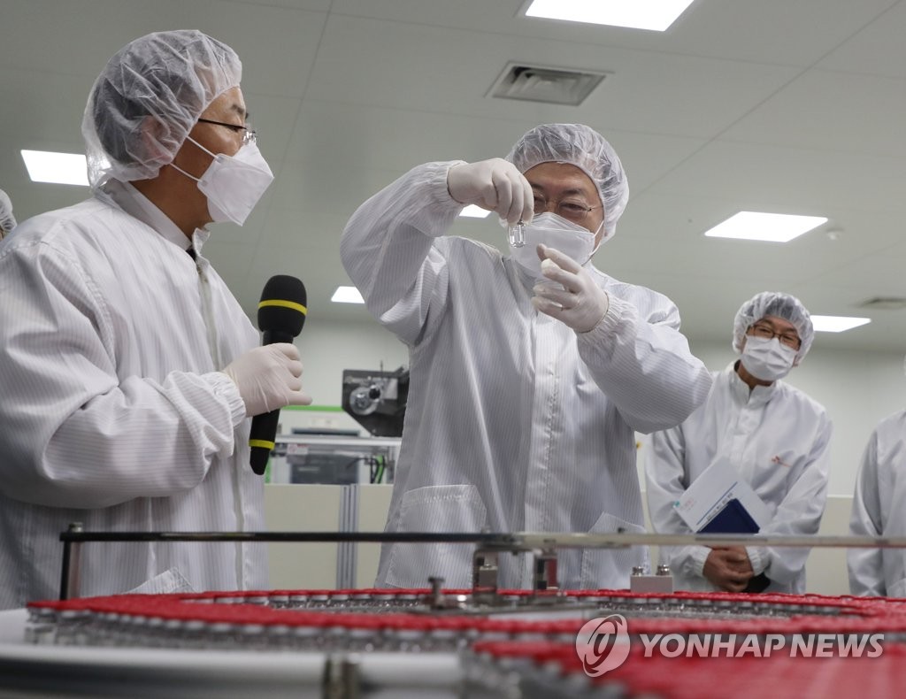 1月19日，在位于庆尚北道安东市的SK生物科技工厂，韩国总统文在寅（左二）视察疫苗生产现场。 韩联社