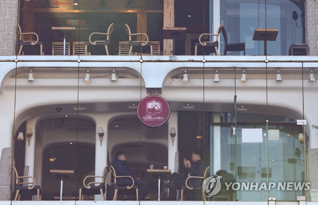 资料图片：咖啡馆恢复堂食。 韩联社