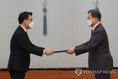 1月21日上午，在青瓦台，韩国总统文在寅（右）向高级公职人员犯罪调查处首任处长金镇煜授予任命书。 韩联社