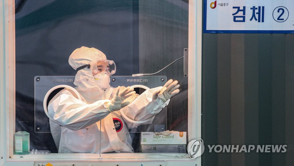 资料图片：一名医务人员在筛查诊所内工作。 韩联社