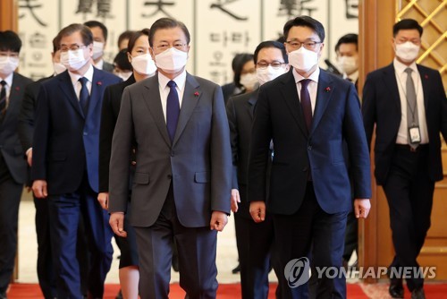 1月21日上午，在青瓦台，韩国总统文在寅（左）与高级公职人员犯罪调查处首任处长金镇煜步入会场。 韩联社