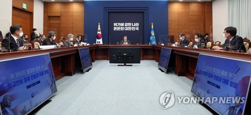 1月21日，在韩国总统府青瓦台，总统文在寅（中）主持召开国家安全保障会议（NSC）全体会议。 韩联社